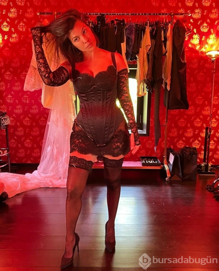 Güzel oyuncu Kourtney Kardashian jartiyeriyle poz verdi