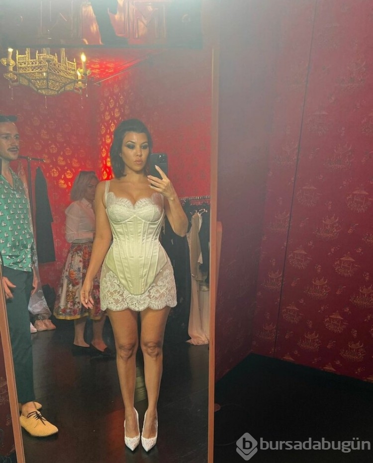 Güzel oyuncu Kourtney Kardashian jartiyeriyle poz verdi