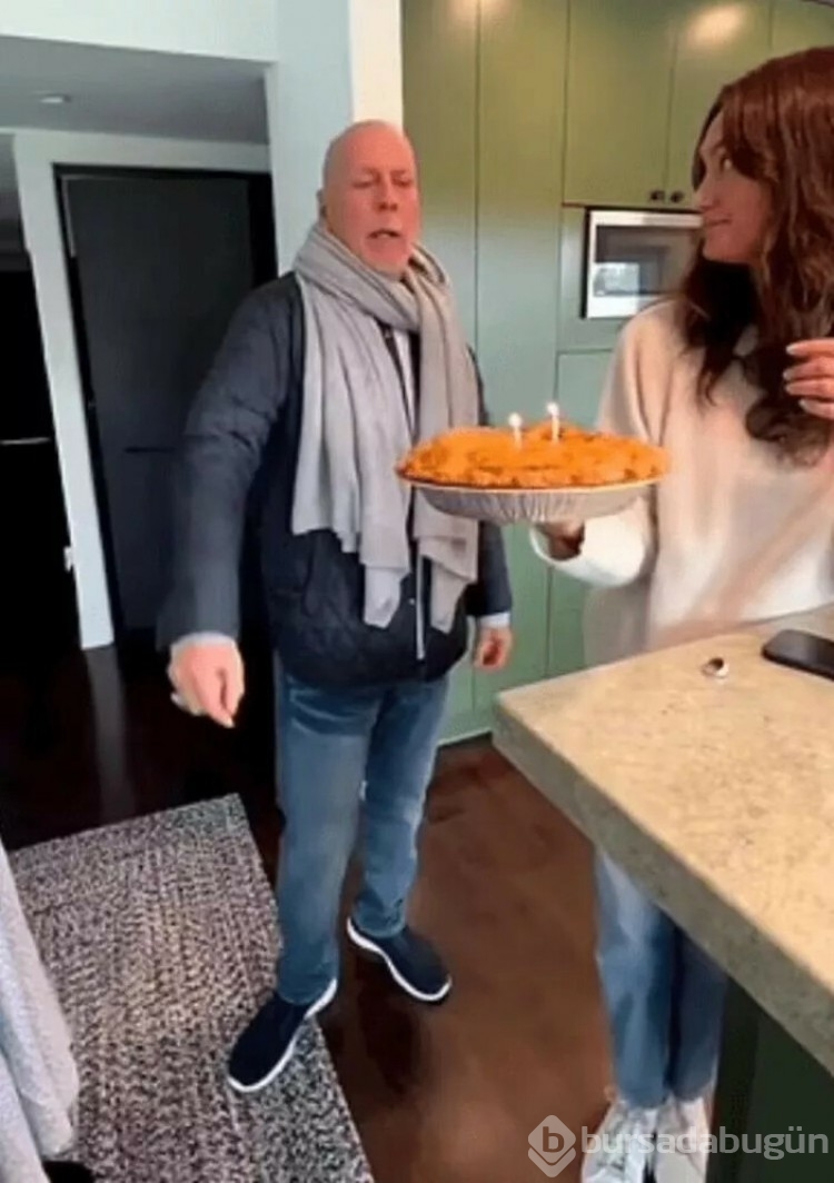  Bruce Willis'e eski eşlerinden doğum günü kutlaması
