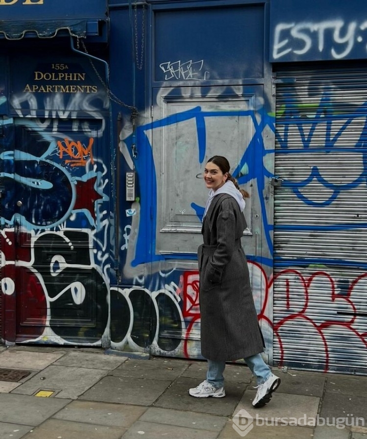 Güzel oyuncu Bergüzar Korel, Londra'da helva kavurdu