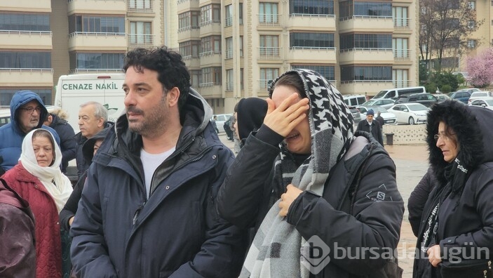 Ezgi Sertel babasını son yolculuğuna uğurladı

