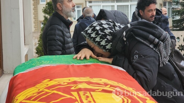 Ezgi Sertel babasını son yolculuğuna uğurladı
