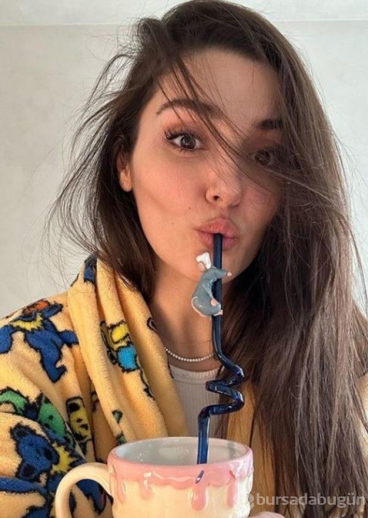 Oyuncu Hande Erçel kısa taytı ile ayna karşısına geçti! Zayıflığı dikkat çekti