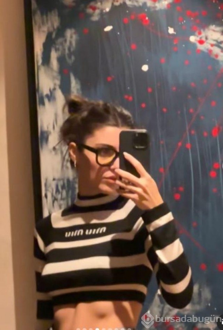 Oyuncu Hande Erçel kısa taytı ile ayna karşısına geçti! Zayıflığı dikkat çekti