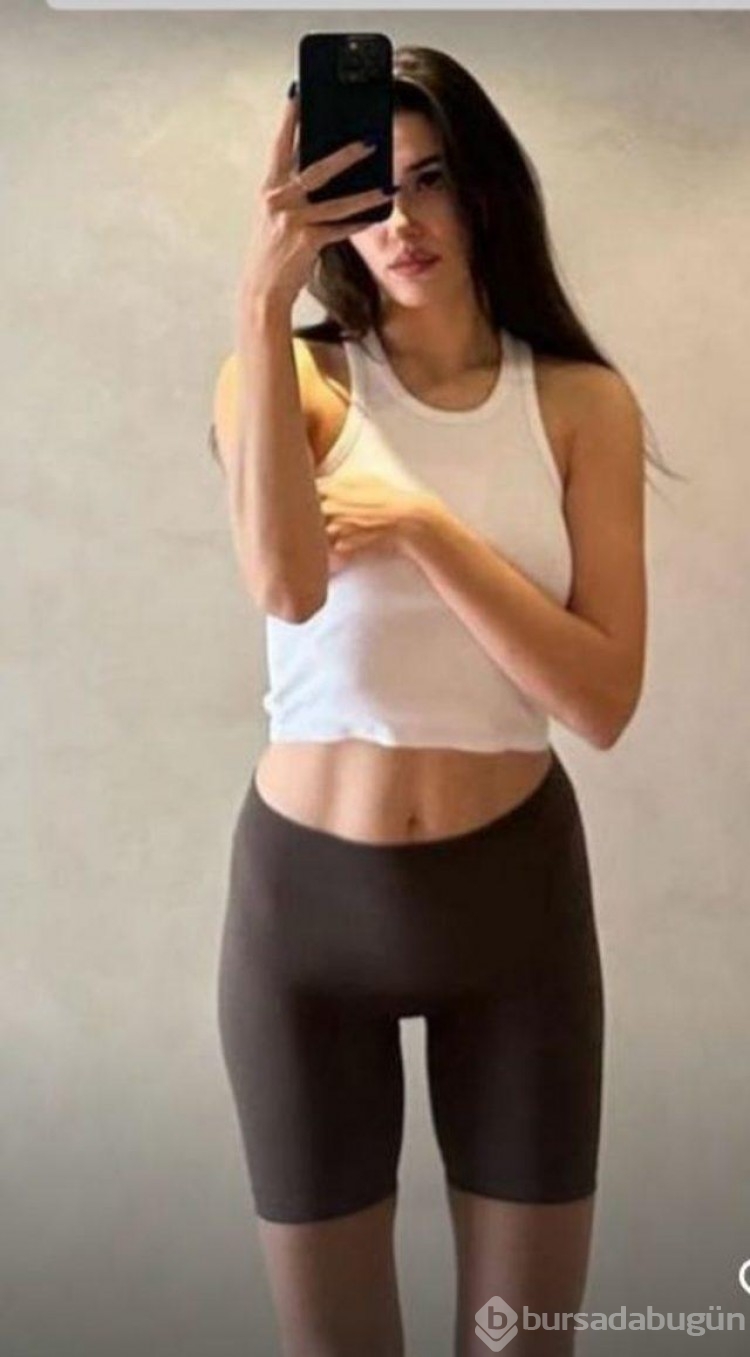 Oyuncu Hande Erçel kısa taytı ile ayna karşısına geçti! Zayıflığı dikkat çekti