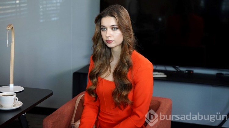 Afra Saraçoğlu'ndan set pozları