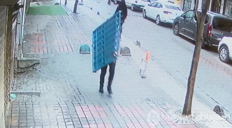 Bir apartmanın demir bahçe kapısı üçüncü kez çalındı