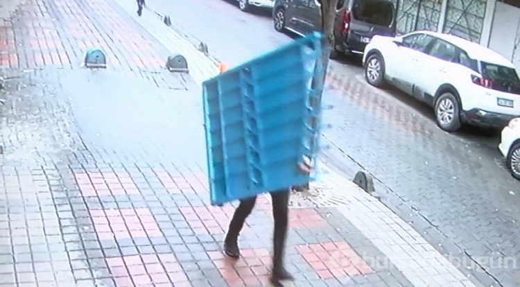 Bir apartmanın demir bahçe kapısı üçüncü kez çalındı
