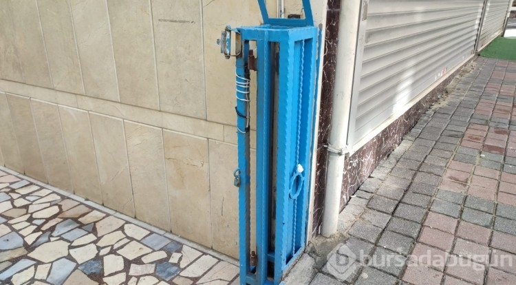 Bir apartmanın demir bahçe kapısı üçüncü kez çalındı