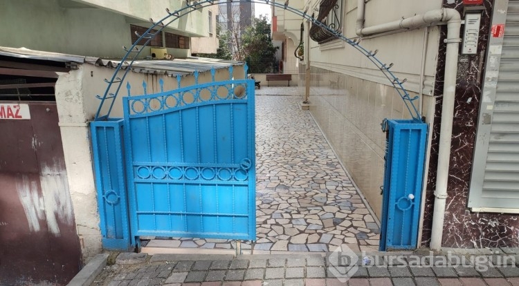 Bir apartmanın demir bahçe kapısı üçüncü kez çalındı
