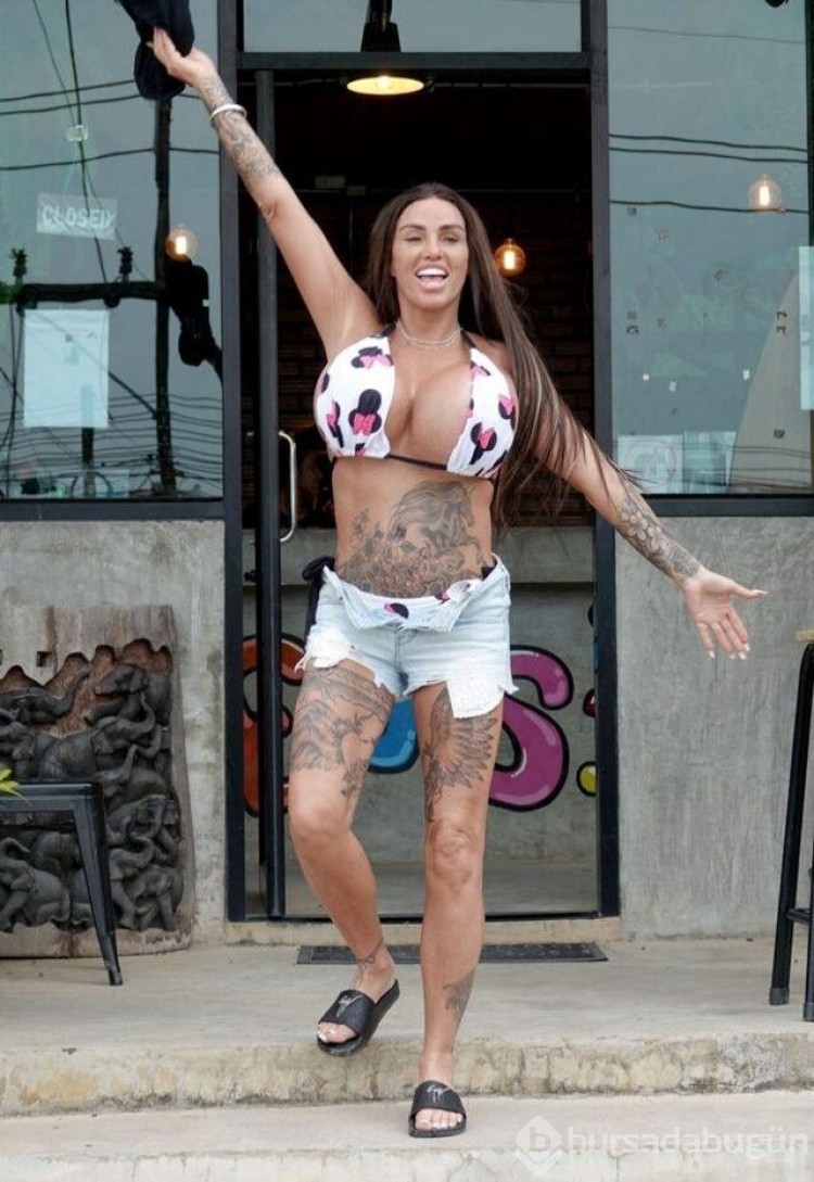 Katie Price mini bikinisiyle frikik vermekten son anda kurtuldu!