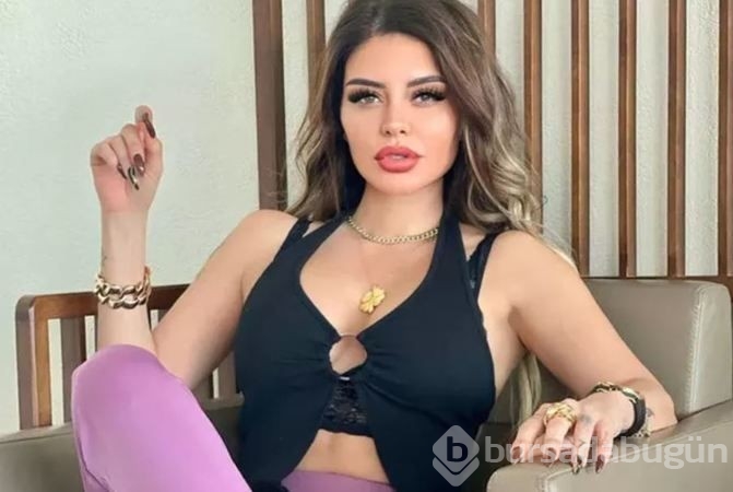 Güzel şarkıcı Ebru Polat geceliğin önünü açıp poz verdi