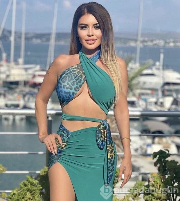 Güzel şarkıcı Ebru Polat geceliğin önünü açıp poz verdi