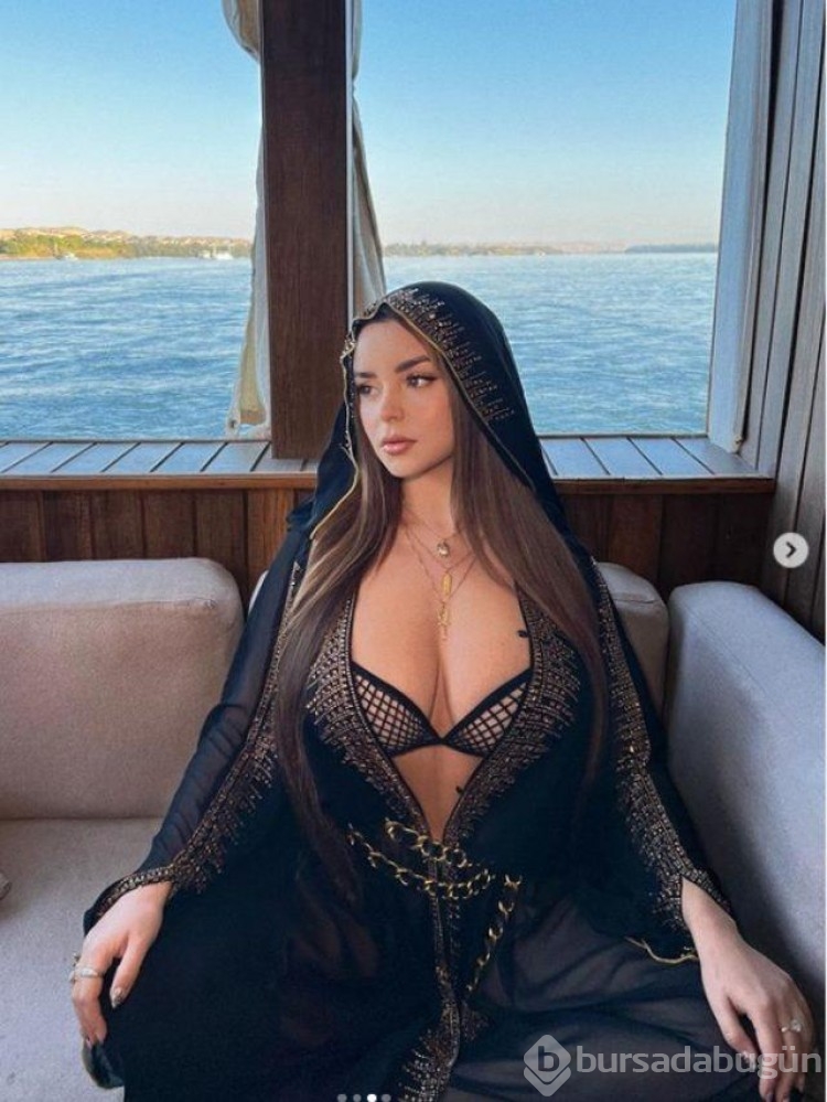 Ünlü model Demi Rose göğüs dekoltesiyle göz kamaştırdı!