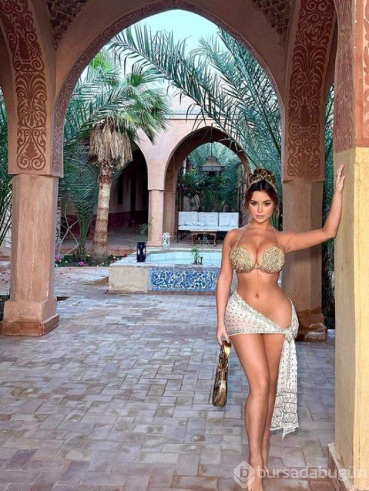 Ünlü model Demi Rose göğüs dekoltesiyle göz kamaştırdı!