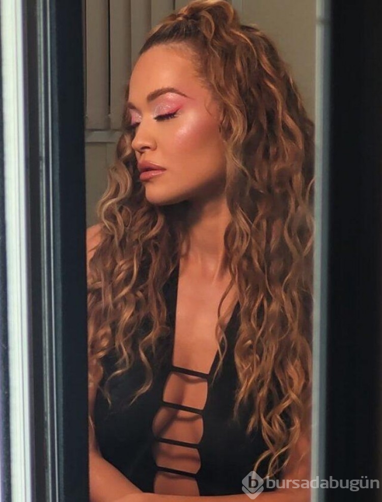 İngiliz şarkıcı Rita Ora Fileden elbise giydi!  