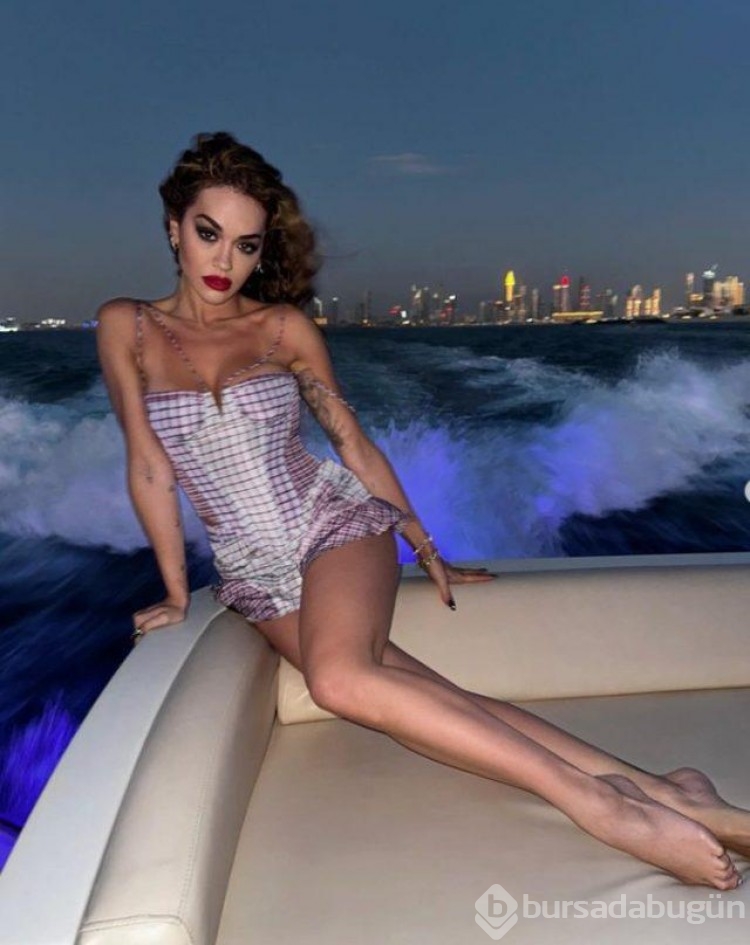 İngiliz şarkıcı Rita Ora Fileden elbise giydi!  