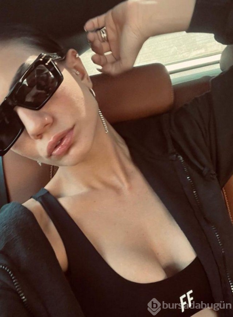 Başarılı oyuncu Demet Özdemir göğüs dekoltesiyle sınırları zorladı!