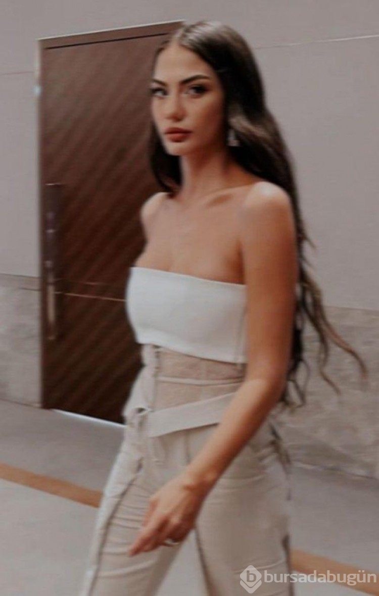 Başarılı oyuncu Demet Özdemir göğüs dekoltesiyle sınırları zorladı!
