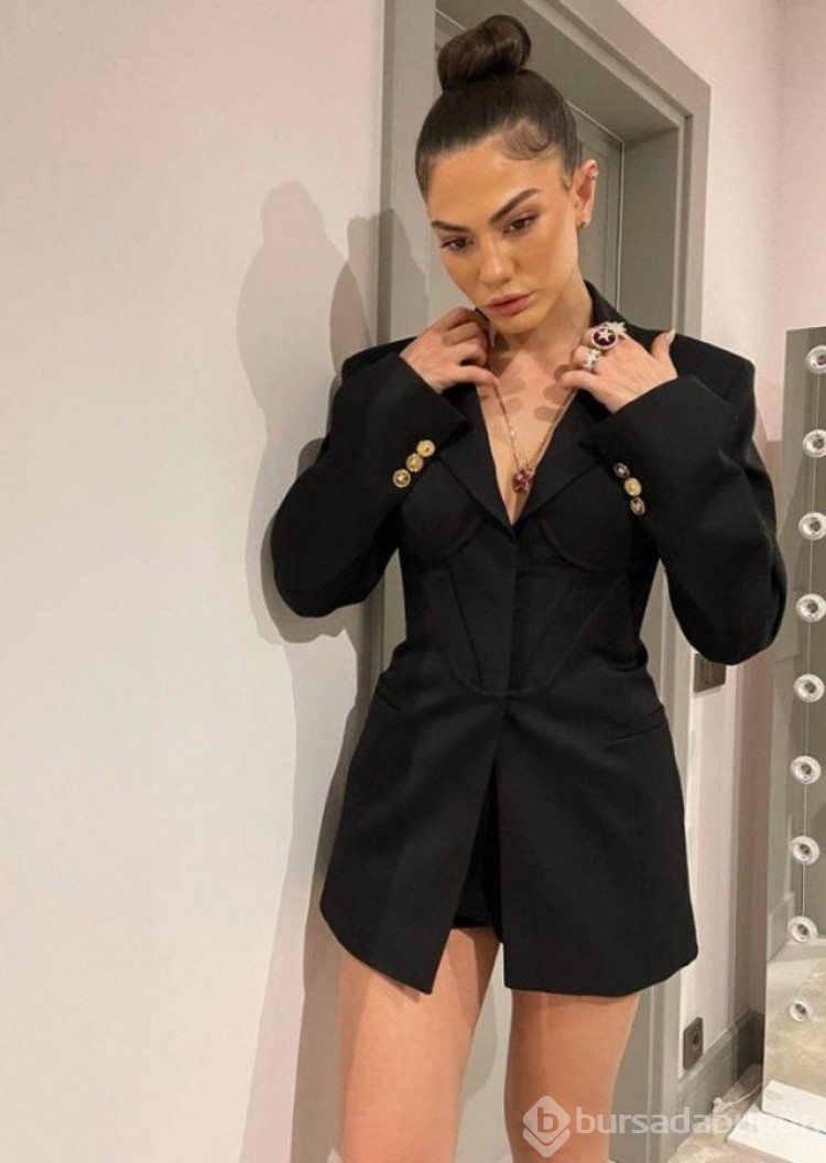 Başarılı oyuncu Demet Özdemir göğüs dekoltesiyle sınırları zorladı!