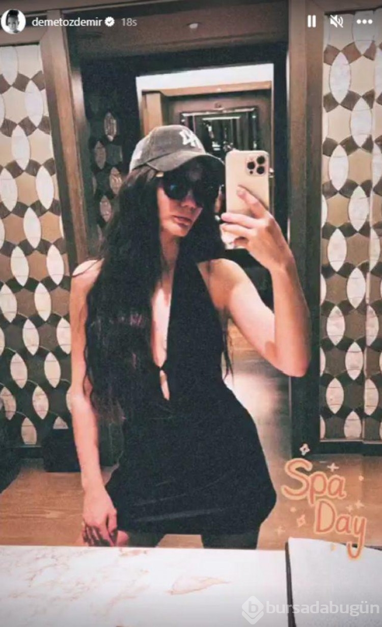 Başarılı oyuncu Demet Özdemir göğüs dekoltesiyle sınırları zorladı!