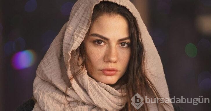 Başarılı oyuncu Demet Özdemir göğüs dekoltesiyle sınırları zorladı!