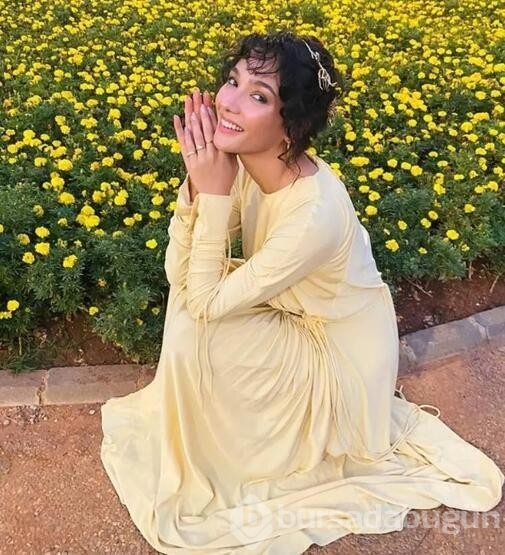 Güzel oyuncu Aybüke Pusat Yunanistan'da 