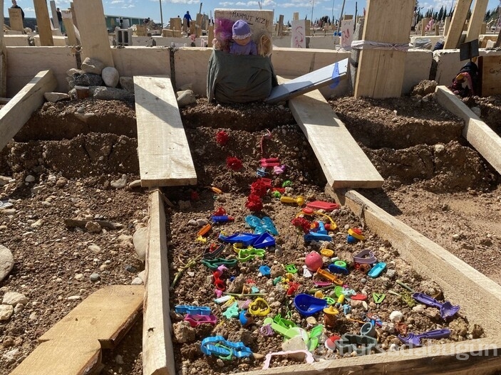 Mezarların üstüne bırakılan eşyalar yürek burktu!