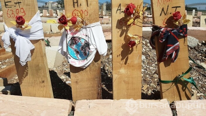 Mezarların üstüne bırakılan eşyalar yürek burktu!