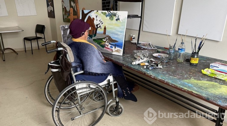 Dişiyle yaptığı resimleri depremzedeler için bağışladı