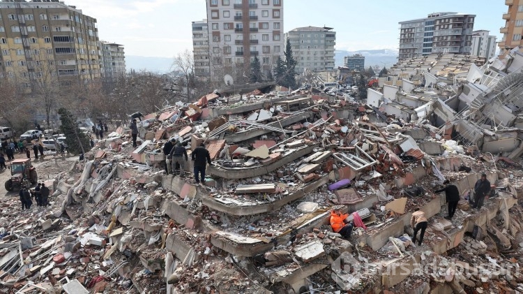 Dişiyle yaptığı resimleri depremzedeler için bağışladı