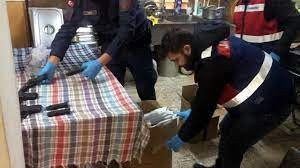 Depoya baskında 64 ruhsatsız tabanca ele geçirildi