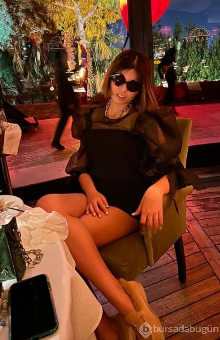 Bahar Candan minik bikinisiyle poz verdi! 