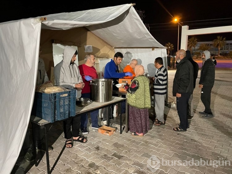 Depremzedeler ramazanın ilk sahuruna kalktı
