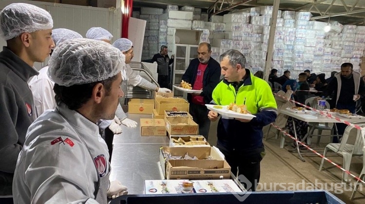 Depremzedeler ramazanın ilk sahuruna kalktı
