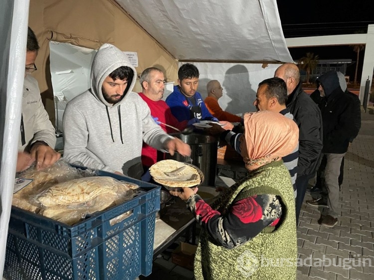 Depremzedeler ramazanın ilk sahuruna kalktı
