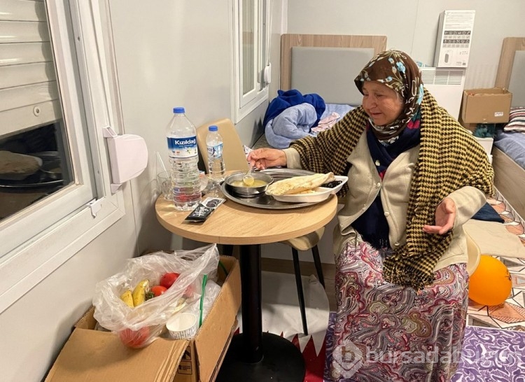 Depremzedeler ramazanın ilk sahuruna kalktı
