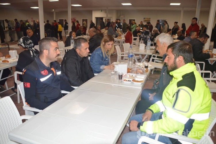 Depremzedeler ramazanın ilk sahuruna kalktı
