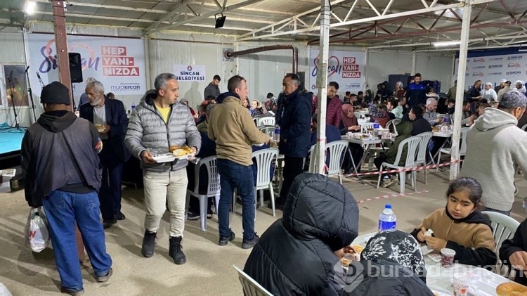 Depremzedeler ramazanın ilk sahuruna kalktı
