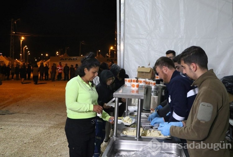 Depremzedeler ramazanın ilk sahuruna kalktı
