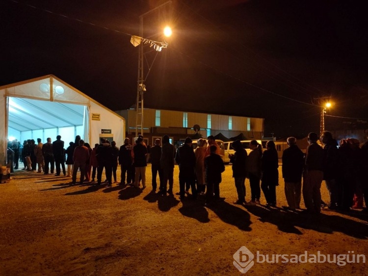 Depremzedeler ramazanın ilk sahuruna kalktı
