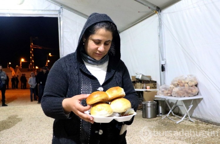 Depremzedeler ramazanın ilk sahuruna kalktı
