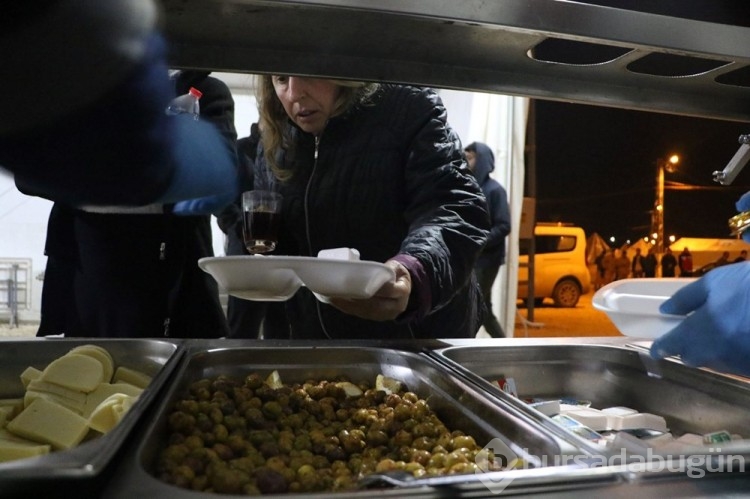 Depremzedeler ramazanın ilk sahuruna kalktı

