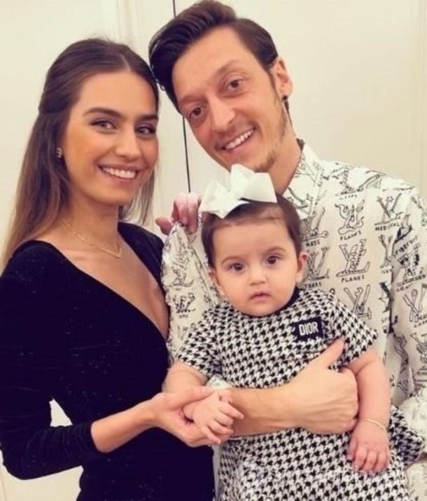Amine Gülşe kızlarıyla alışverişte