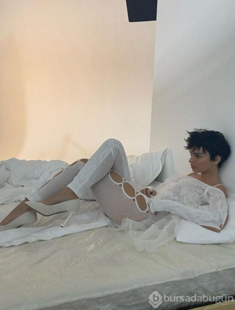 Ünlü model ve oyuncu Emily Ratajkowski yatak pozlarıyla mest etti