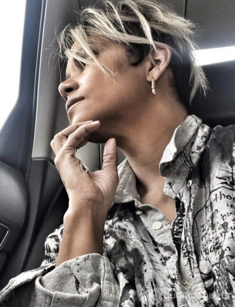 Oscar ödüllü oyuncu Halle Berry duştan paylaşım yaptı! 