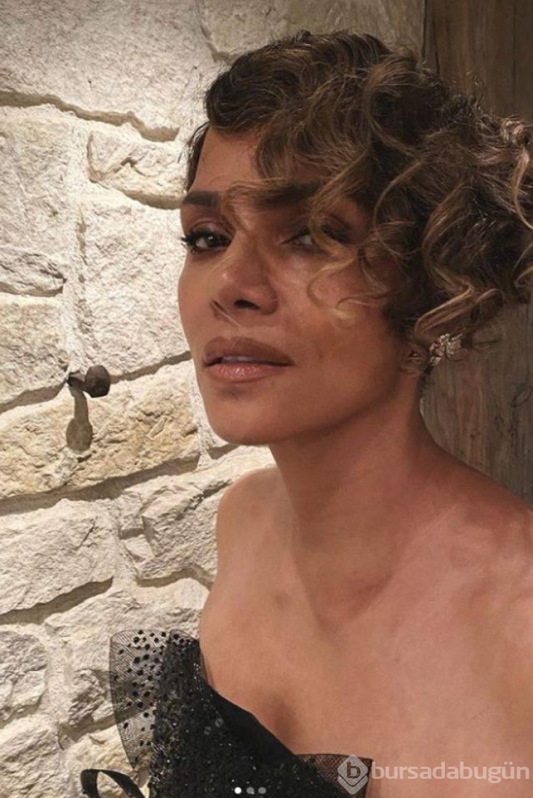 Oscar ödüllü oyuncu Halle Berry duştan paylaşım yaptı! 