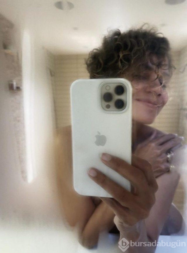 Oscar ödüllü oyuncu Halle Berry duştan paylaşım yaptı! 