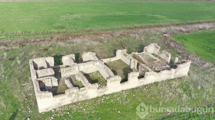 Elazığ'da suyun çekilmesiyle Keban Baraj Gölü'nde 83 yıllık tren istasyonu görenlerin ilgisi çekti
