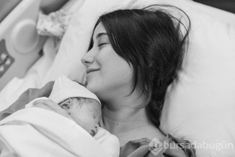Hazal Kaya kızı Süreyya ile yeni poz